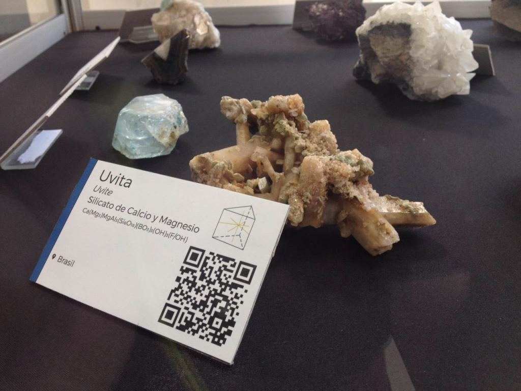 (1) Las muestras de rocas y minerales incluyen tecnología QR para dispositivos móviles-compressed (1)