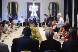 Presidente y Ministro junto a trabajadores (3) [640x480]