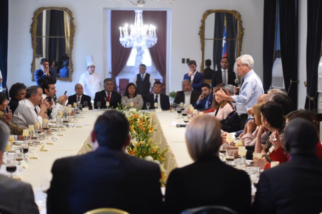 Presidente y Ministro junto a trabajadores (3) [640x480]