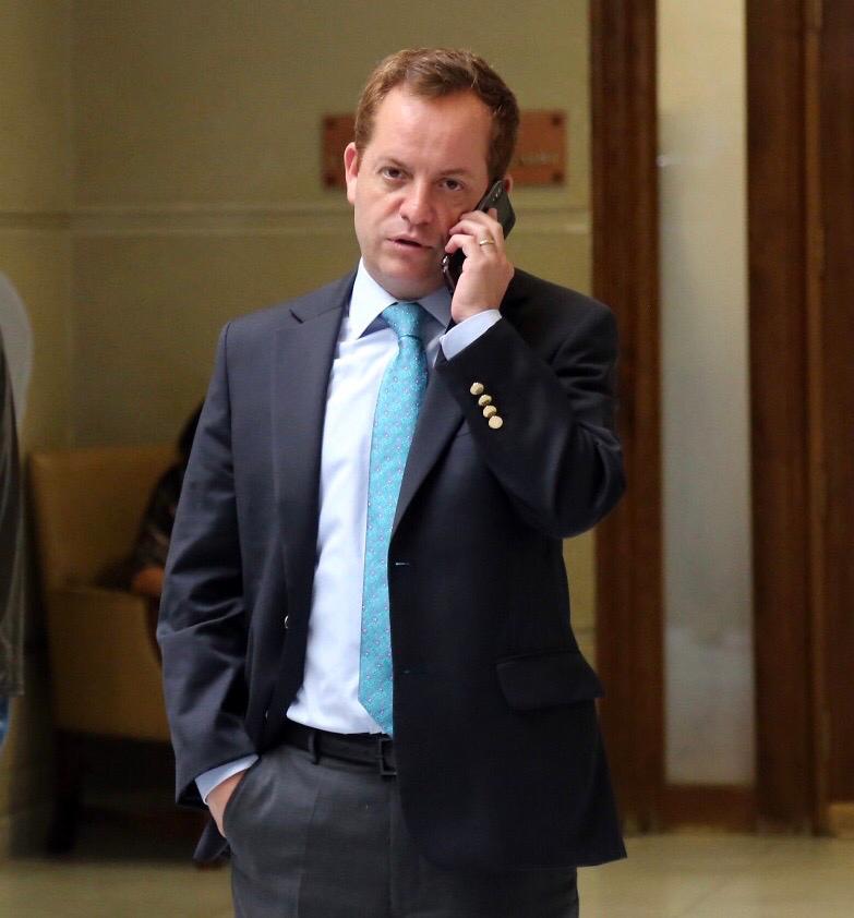 FOTO NOMAN HABLANDO POR CEL