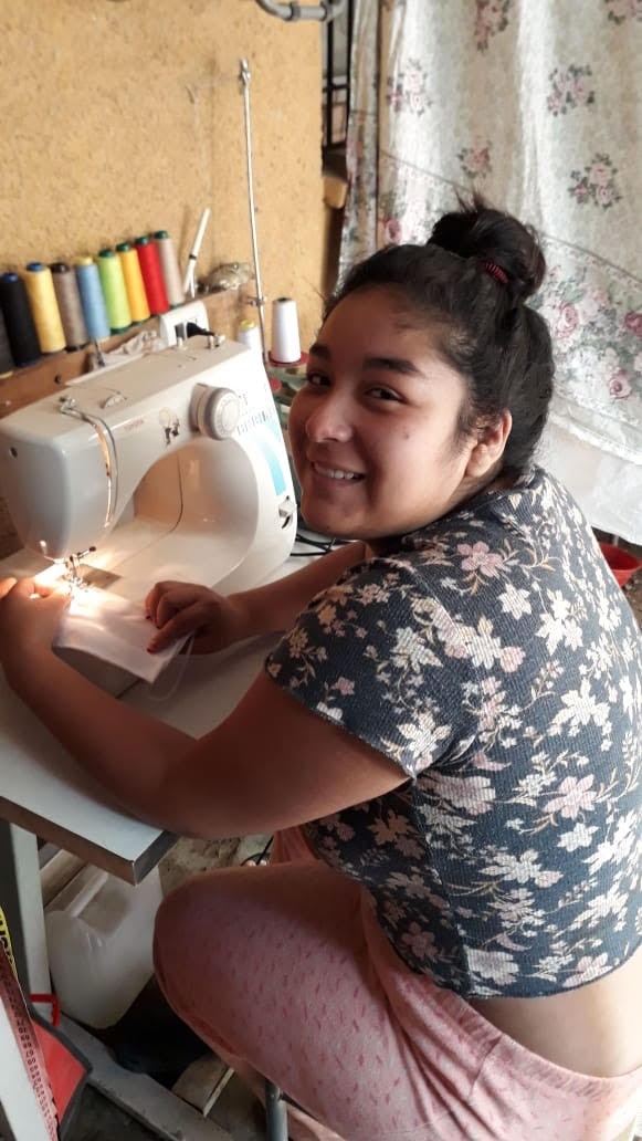 Desde la alegria y con autocuidado efectuan voluntariado desde su hogar para ayudar a la comunidad