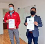 Foto firma de convenio para habilitación primaria en campamentos (1)