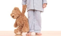 00-niño-en-pijama-sonambulismo-en-niños-750x445