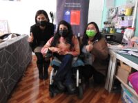 Directora de Senadis y Seremi de Desarrollo Social y Familia junto a Yenifer Carrasco