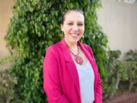 Seremi de Economía - Plano frontal - Rosa fondo verde-compressed