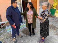 Delegado Presidencial Regional junto a Seremi DSyF visitando familias afectadas por incendios en Alto del Carmen-compressed