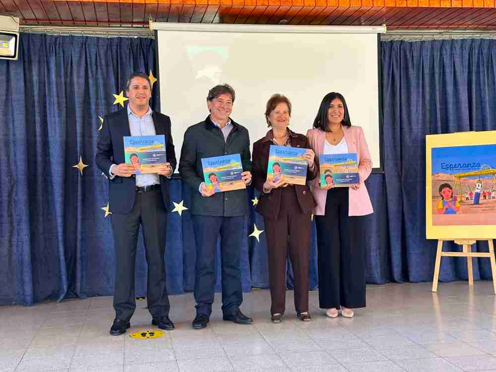 Entrega libros_Seremi Educación-compressed